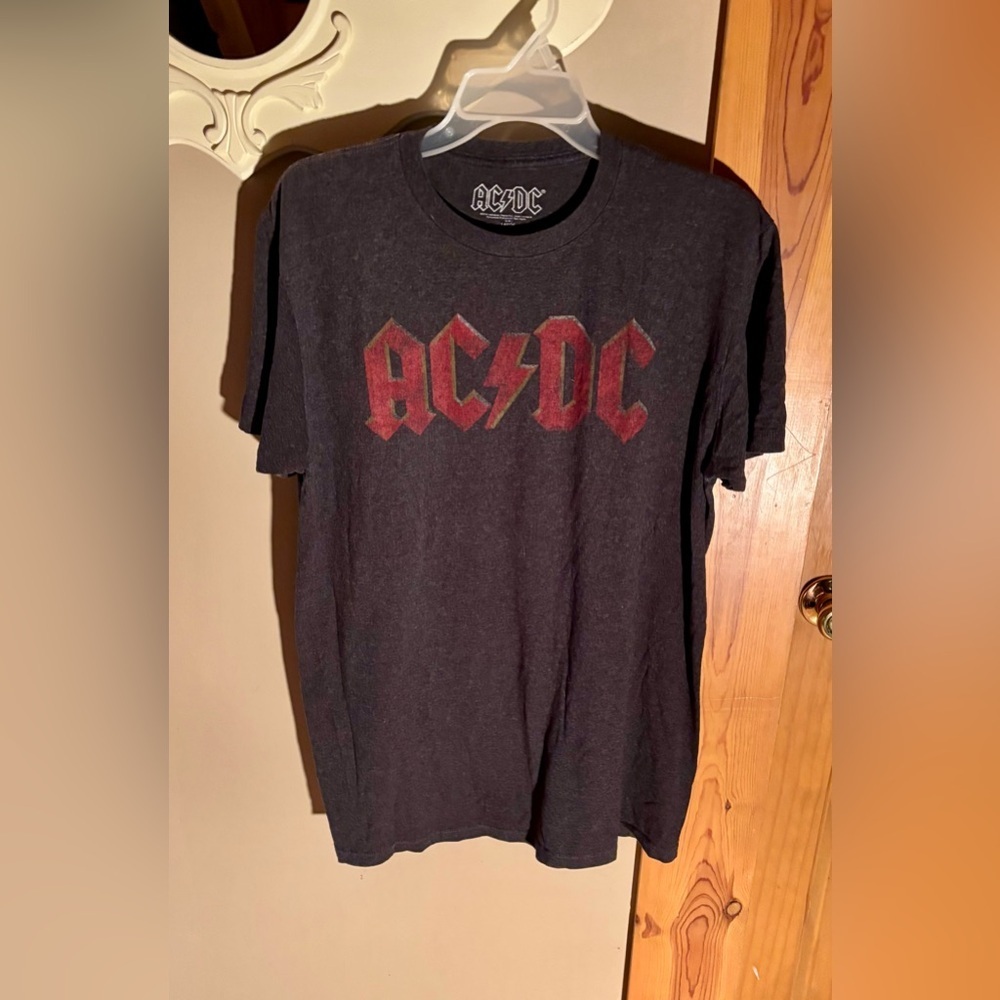 ⚡️AC/DC Graphic T-Shirt in Slight Fade Gray 2016 Size Lg⚡️ UNISEX